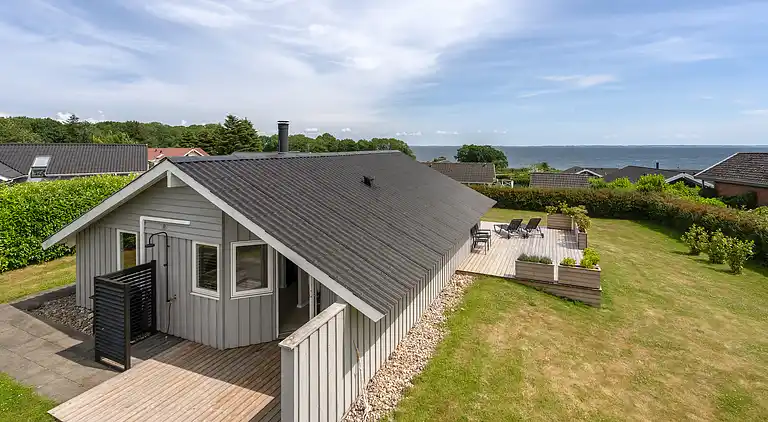 Feriehus med badstue, badestamp og havutsikt