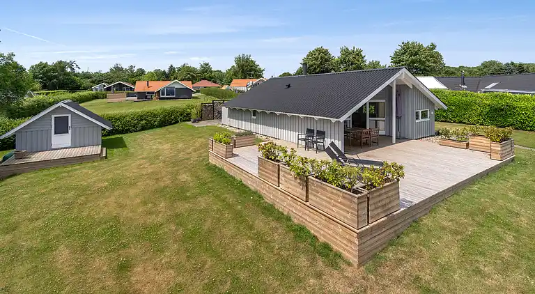 Feriehus med badstue, badestamp og havutsikt