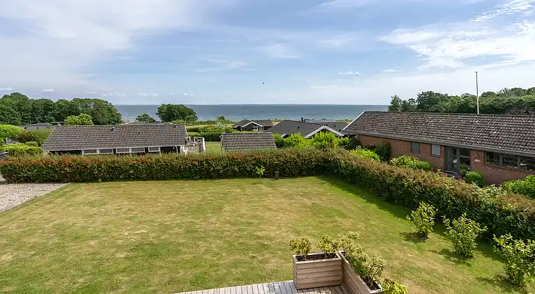 Feriehus med badstue, badestamp og havutsikt