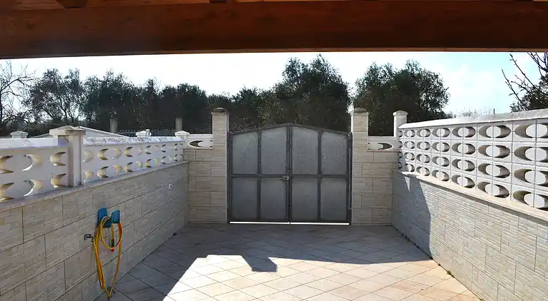 Zweistöckiges Haus in San Foca mit Außenbereichen und