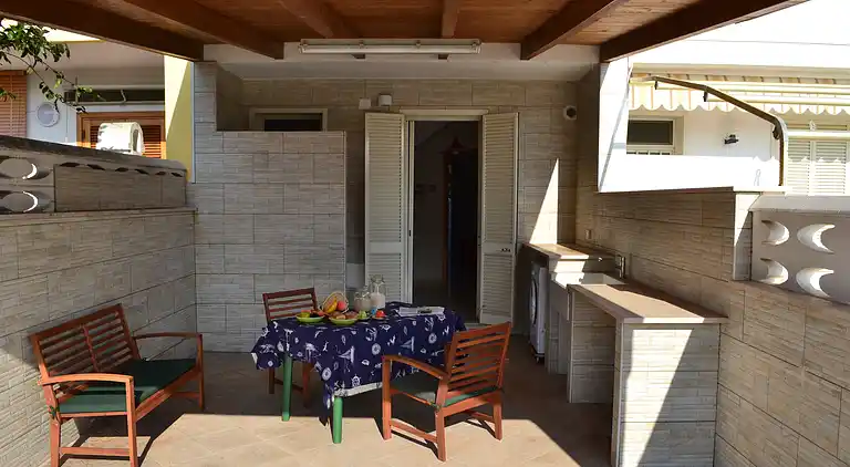 Zweistöckiges Haus in San Foca mit Außenbereichen und