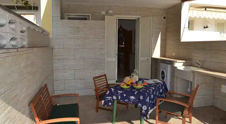 Zweistöckiges Haus in San Foca mit Außenbereichen und