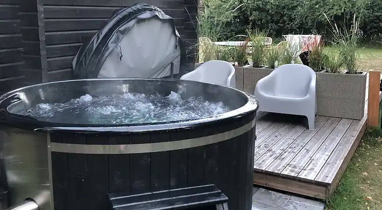 Vakkert tømmerhus ved natur og strand