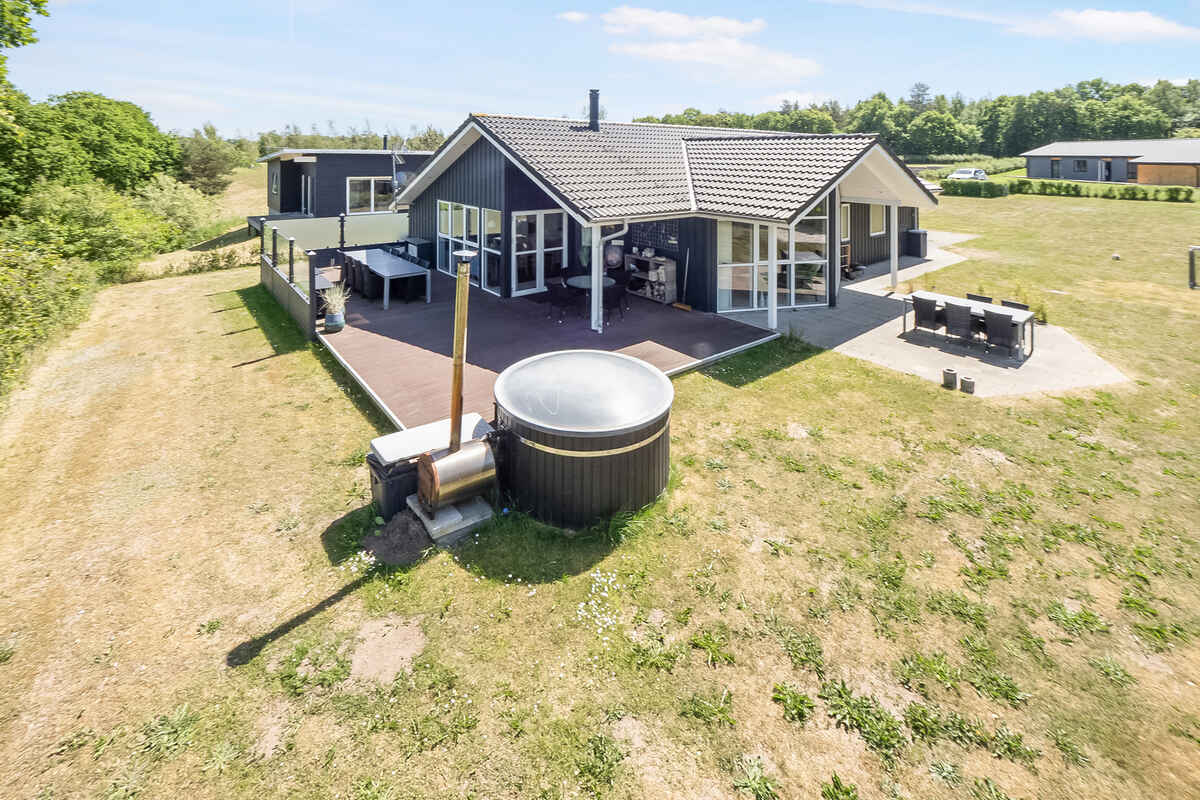 sk-nt-familiesommerhus-med-vildmarksbad-og-sauna-mh142935