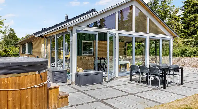 Stort sommerhus med vildmarksbad og shelter