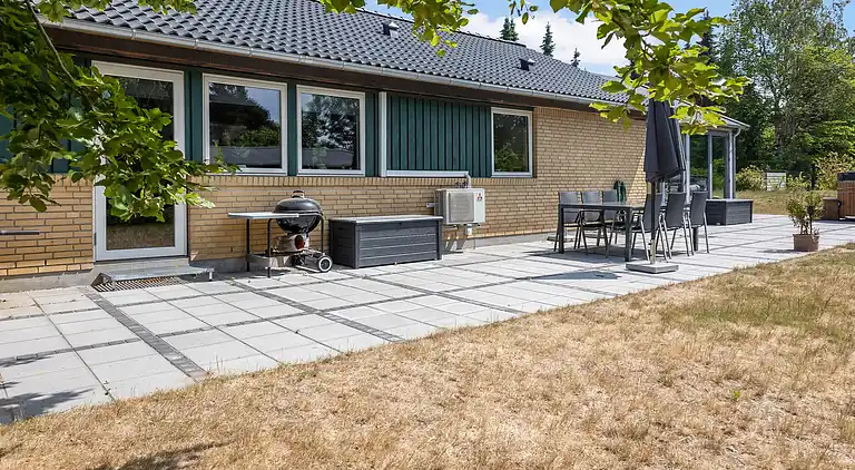 Stort sommerhus med vildmarksbad og shelter