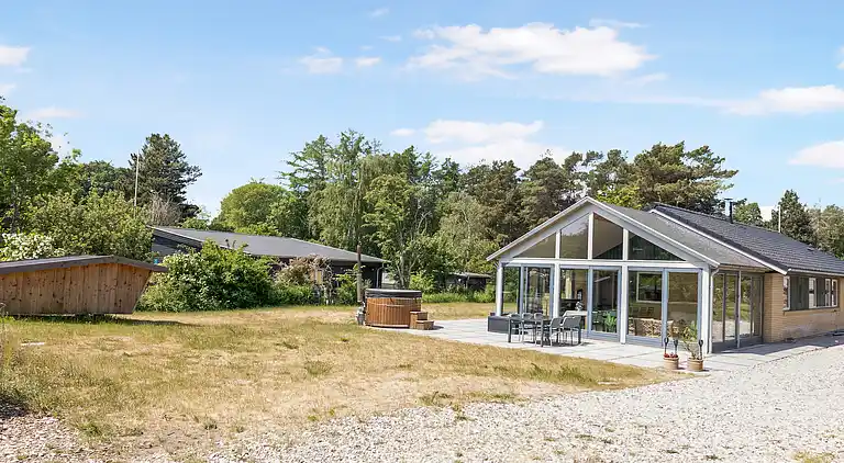 Stort sommerhus med vildmarksbad og shelter
