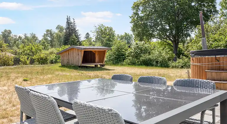 Stort sommerhus med vildmarksbad og shelter