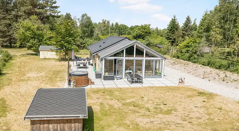 Stort sommerhus med vildmarksbad og shelter
