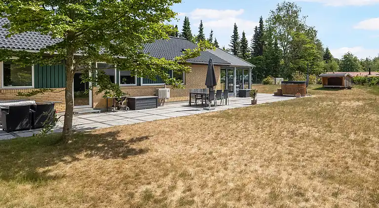 Stort sommerhus med vildmarksbad og shelter