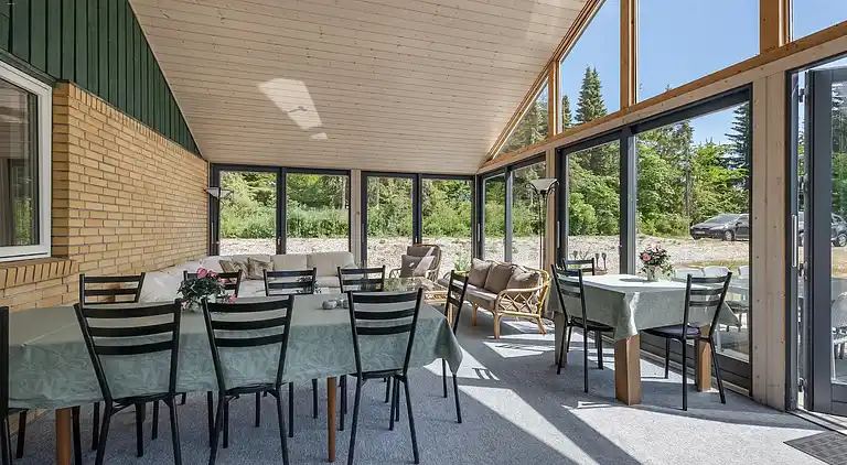 Stort sommerhus med vildmarksbad og shelter