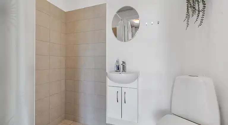 Stort sommerhus med vildmarksbad og shelter