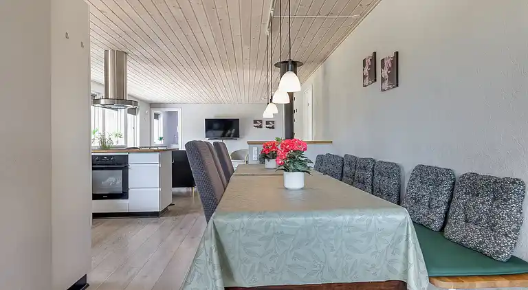 Stort sommerhus med vildmarksbad og shelter