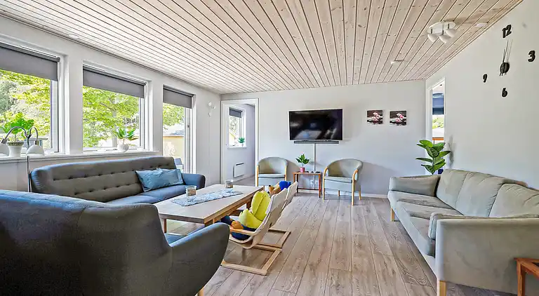Stort sommerhus med vildmarksbad og shelter