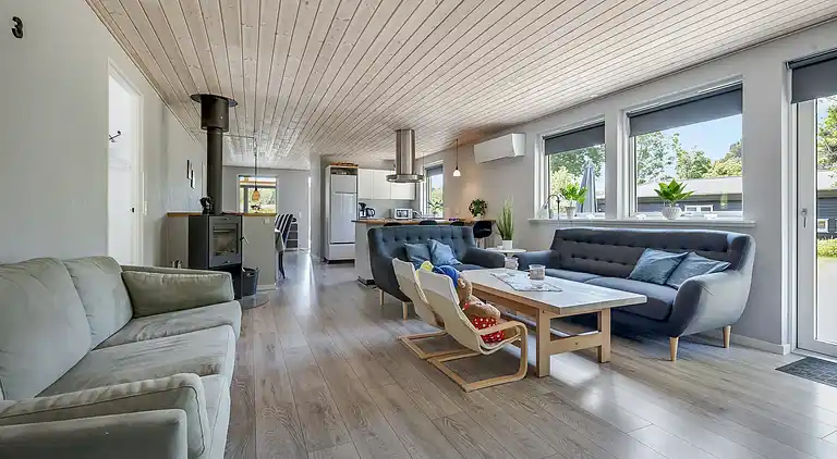 Stort sommerhus med vildmarksbad og shelter