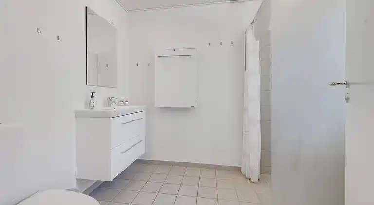 Stort sommerhus med vildmarksbad og shelter