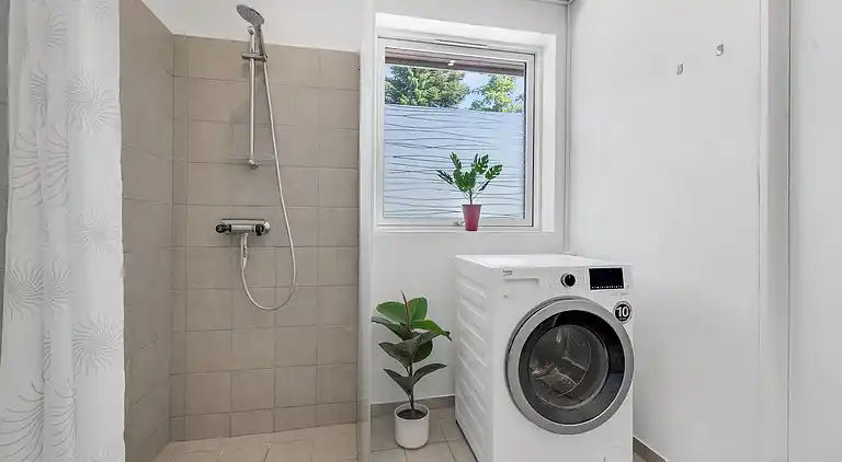 Stort sommerhus med vildmarksbad og shelter