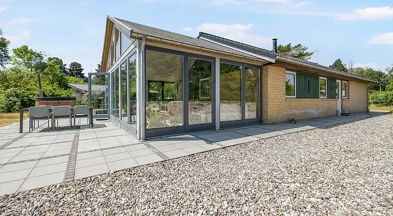 Stort sommerhus med vildmarksbad og shelter