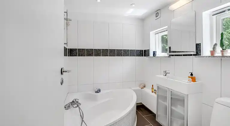 Rummeligt sommerhus med udsigt til vild natur