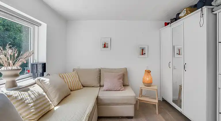 Rummeligt sommerhus med udsigt til vild natur