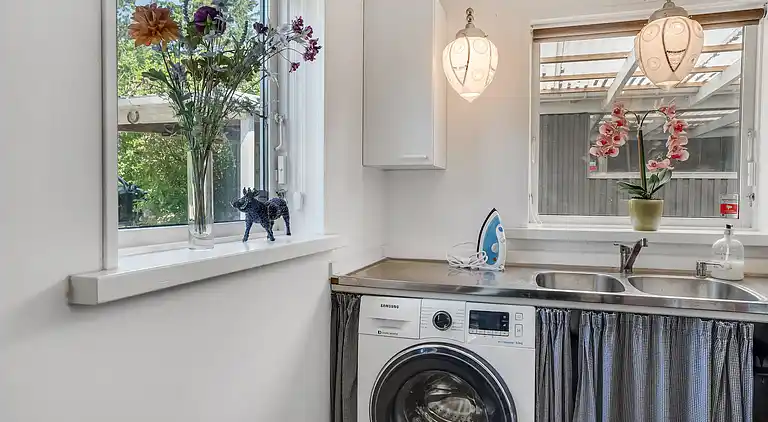 Rummeligt sommerhus med udsigt til vild natur