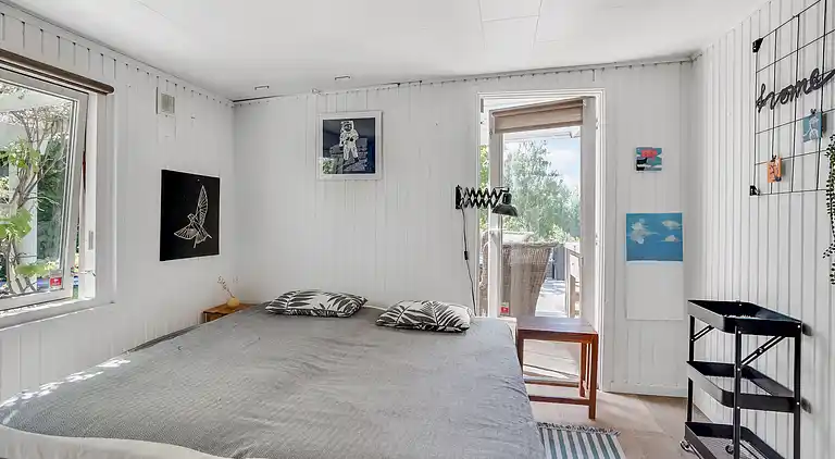 Rummeligt sommerhus med udsigt til vild natur