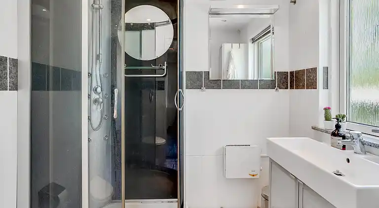 Rummeligt sommerhus med udsigt til vild natur