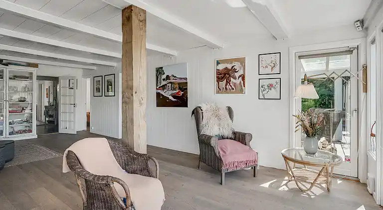 Rummeligt sommerhus med udsigt til vild natur