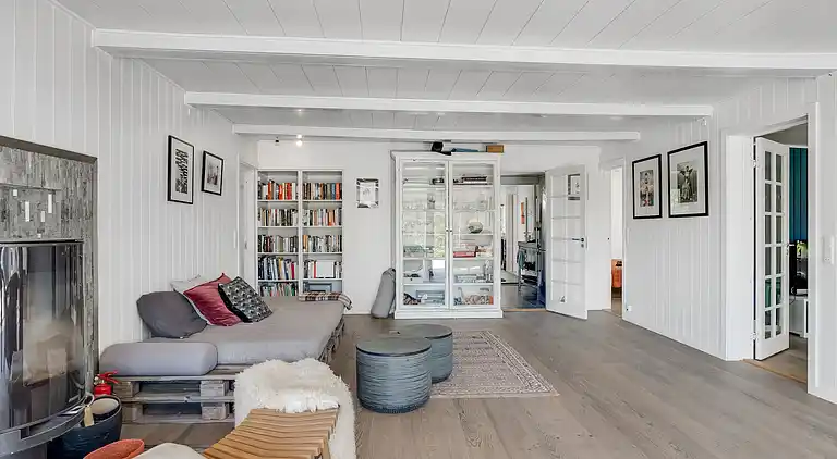 Rummeligt sommerhus med udsigt til vild natur