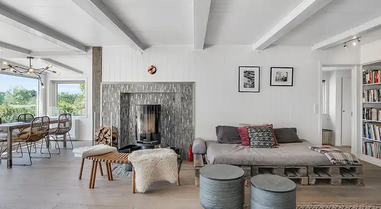 Rummeligt sommerhus med udsigt til vild natur