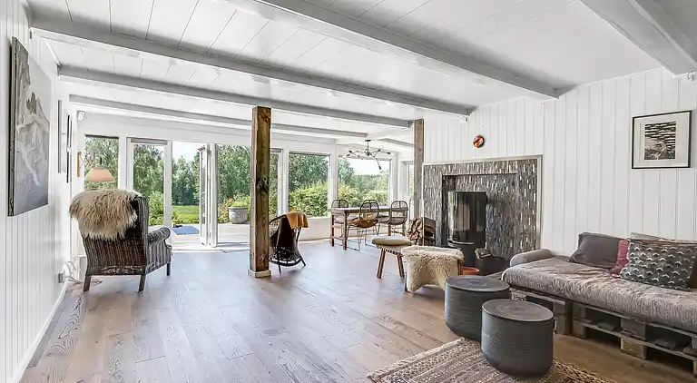 Rummeligt sommerhus med udsigt til vild natur