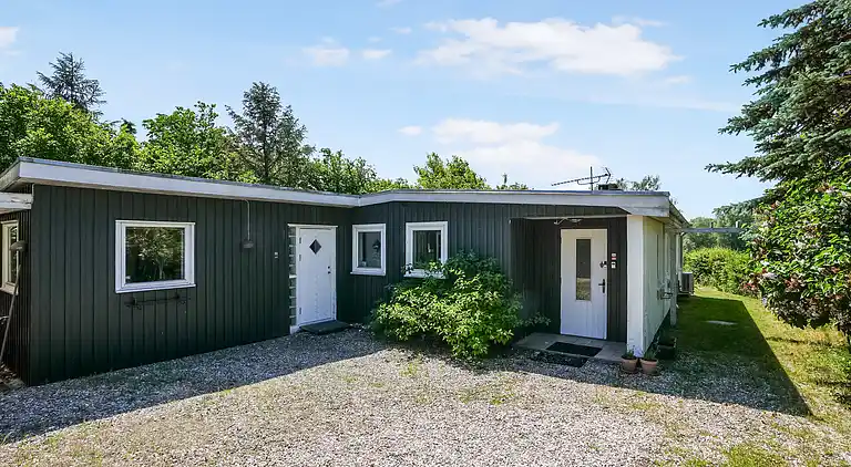 Rummeligt sommerhus med udsigt til vild natur