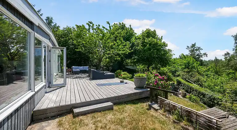 Rummeligt sommerhus med udsigt til vild natur