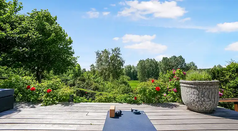 Rummeligt sommerhus med udsigt til vild natur