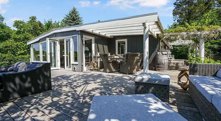 Rummeligt sommerhus med udsigt til vild natur