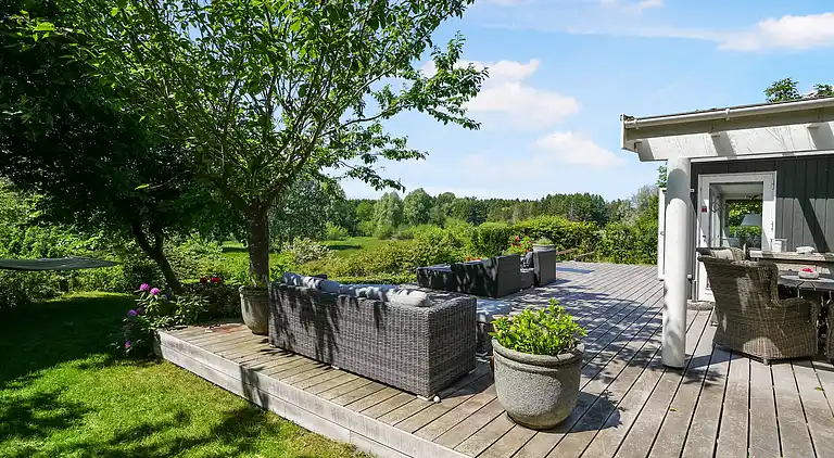 Rummeligt sommerhus med udsigt til vild natur