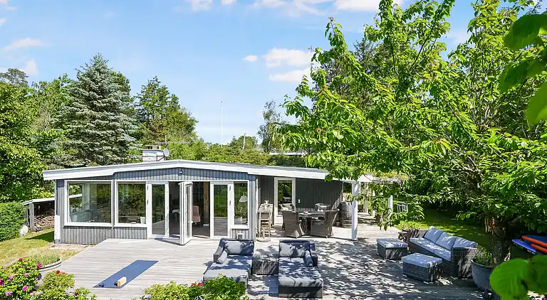 Rummeligt sommerhus med udsigt til vild natur