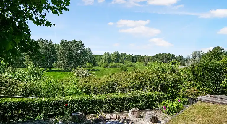 Rummeligt sommerhus med udsigt til vild natur