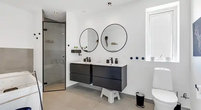 Neues, modernes Ferienhaus mit Whirlpool