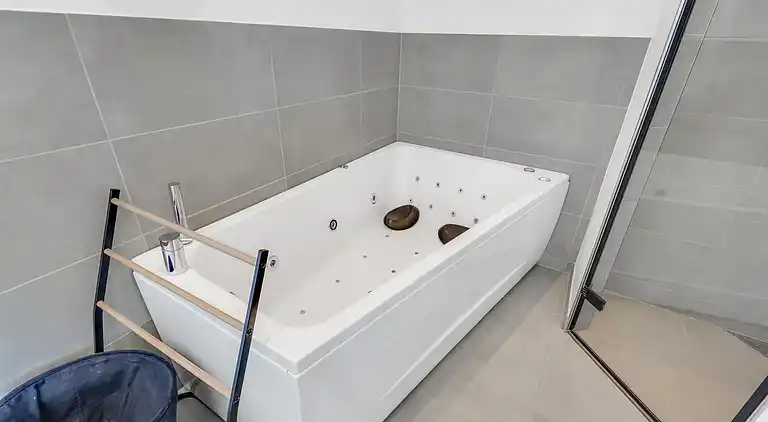 Neues, modernes Ferienhaus mit Whirlpool