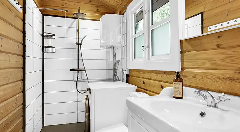 Vakkert tømmerhus ved natur og strand