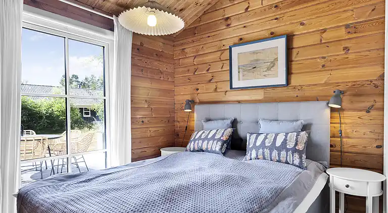 Vakkert tømmerhus ved natur og strand