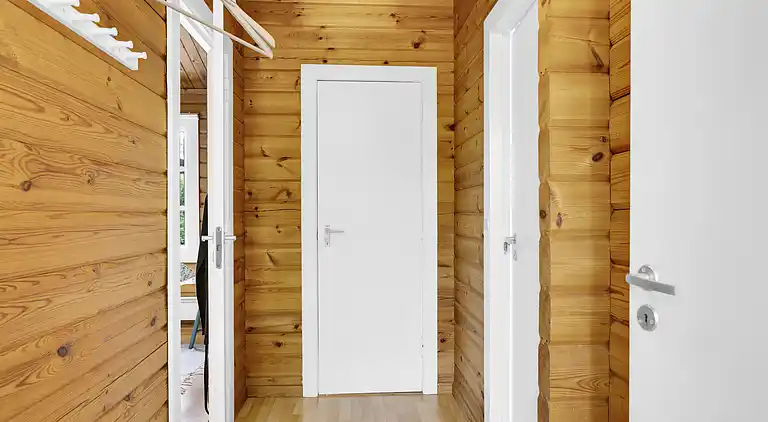 Vakkert tømmerhus ved natur og strand