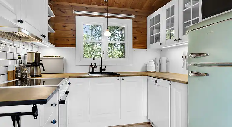 Vakkert tømmerhus ved natur og strand