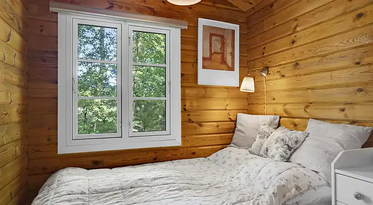 Vakkert tømmerhus ved natur og strand