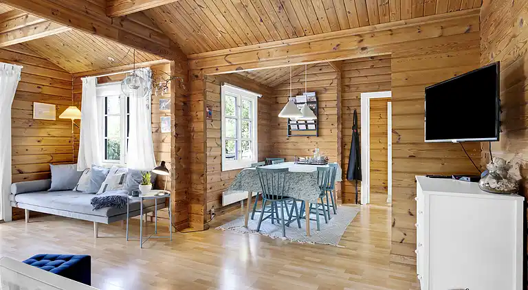 Vakkert tømmerhus ved natur og strand