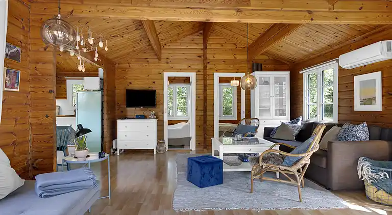 Vakkert tømmerhus ved natur og strand