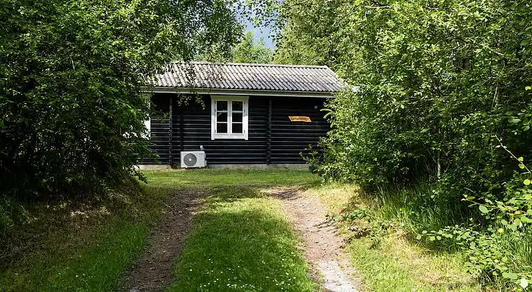 Vakkert tømmerhus ved natur og strand