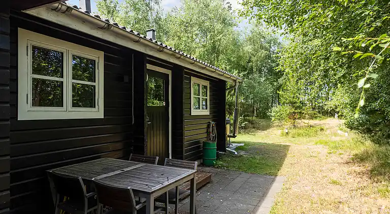 Vakkert tømmerhus ved natur og strand