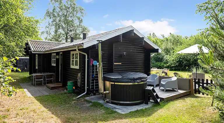 Vakkert tømmerhus ved natur og strand